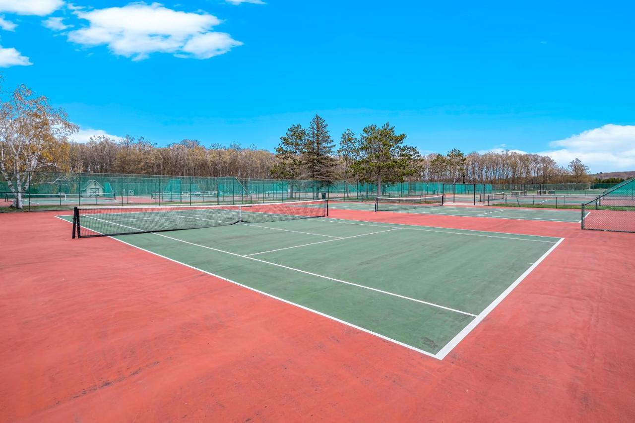 Boyne Mountain Getaway, Unit B Aparthotel Boyne Falls Bagian luar foto