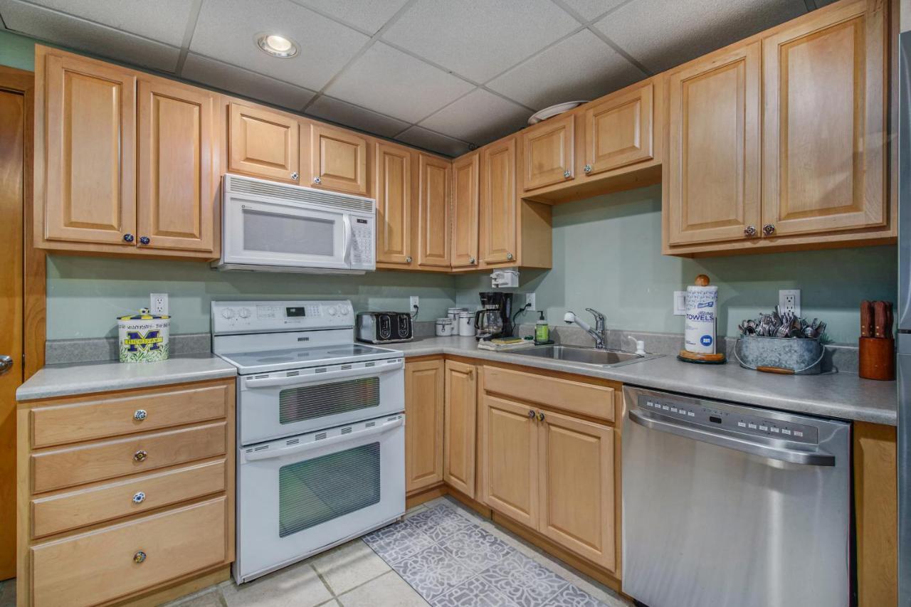 Boyne Mountain Getaway, Unit B Aparthotel Boyne Falls Bagian luar foto