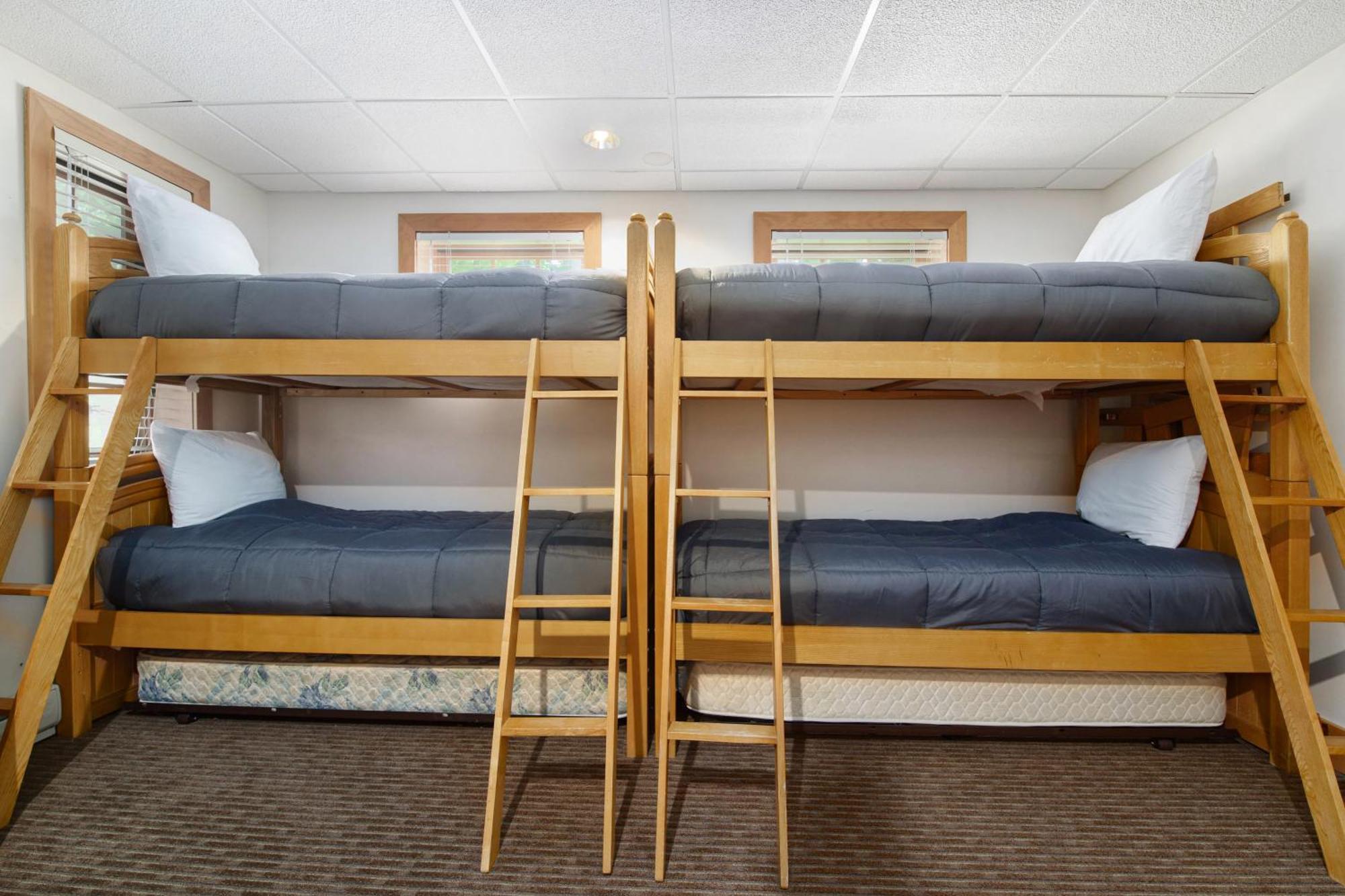 Boyne Mountain Getaway, Unit B Aparthotel Boyne Falls Bagian luar foto